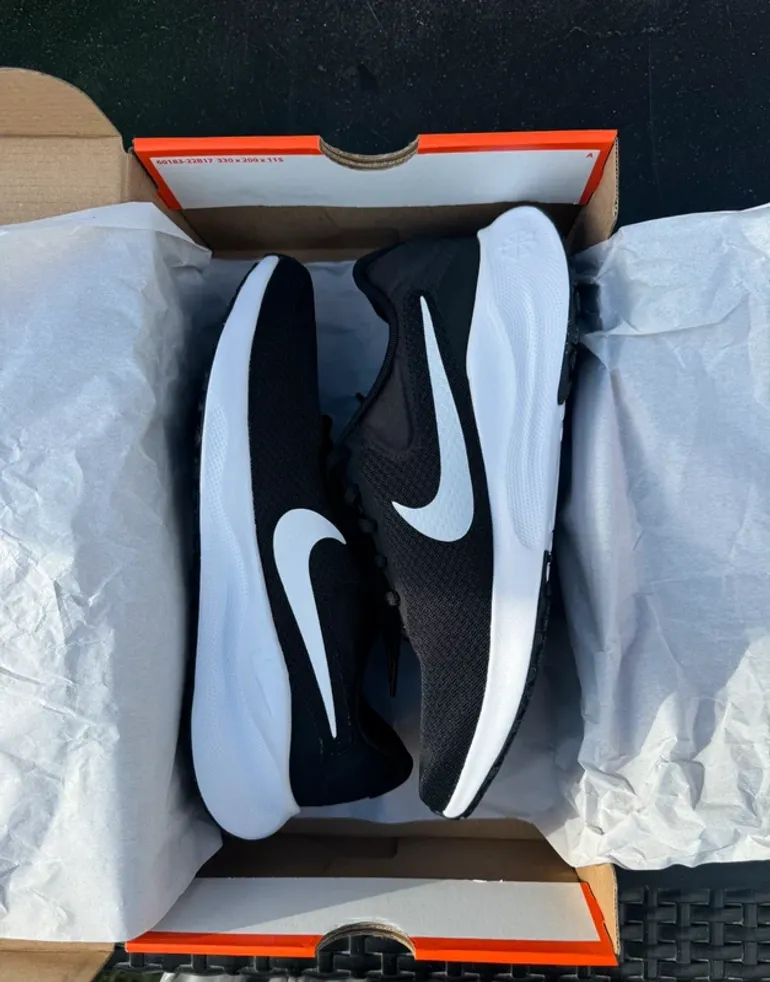Used Adidas Nike Sneakers bike — image 3 of 5