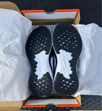 Used Adidas Nike Sneakers bike — image 4 of 5