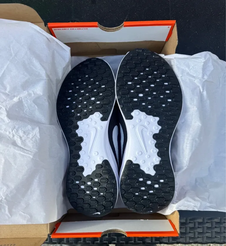 Used Adidas Nike Sneakers bike — image 4 of 5