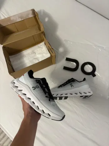 Gebrauchtes On Running On Shoes size 42 black and white bike