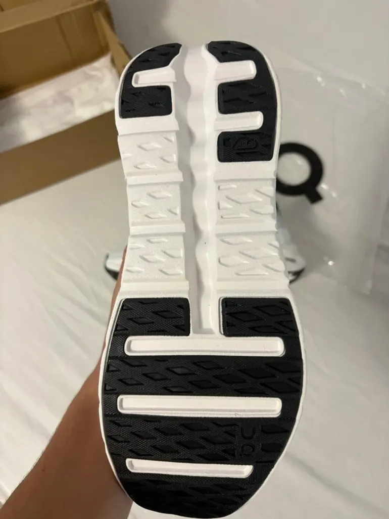 On Running On Shoes size 42 black and white bike usato — immagine 5 di 7