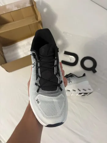 On Running On Shoes size 42 black and white bike usato — immagine 2 di 7