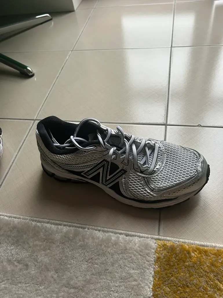 Tweedehands New Balance 860 v2 bike — afbeelding 3 van 6