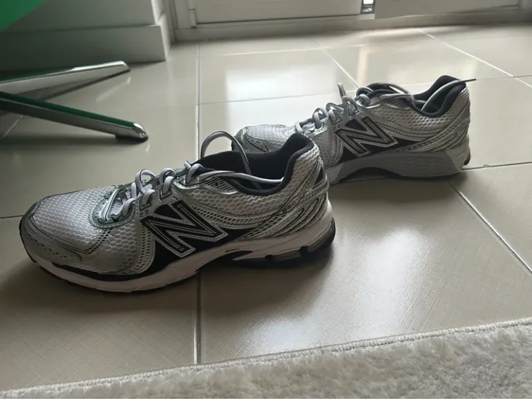 Tweedehands New Balance 860 v2 bike — afbeelding 2 van 6