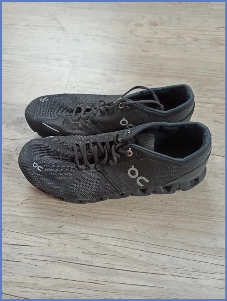 Used Lightweight On Running Chaussure de course noire taille 44 bike — image 2 of 9