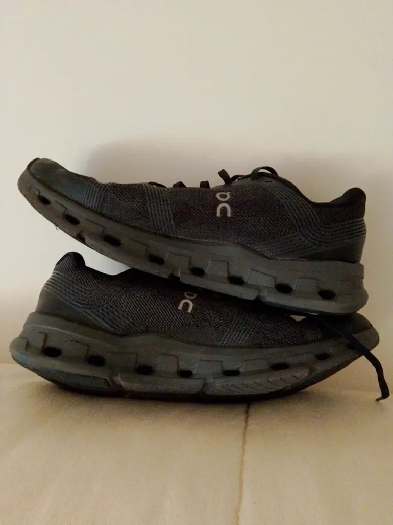 Tweedehands On Running Shoes Size 43 bike — afbeelding 2 van 9