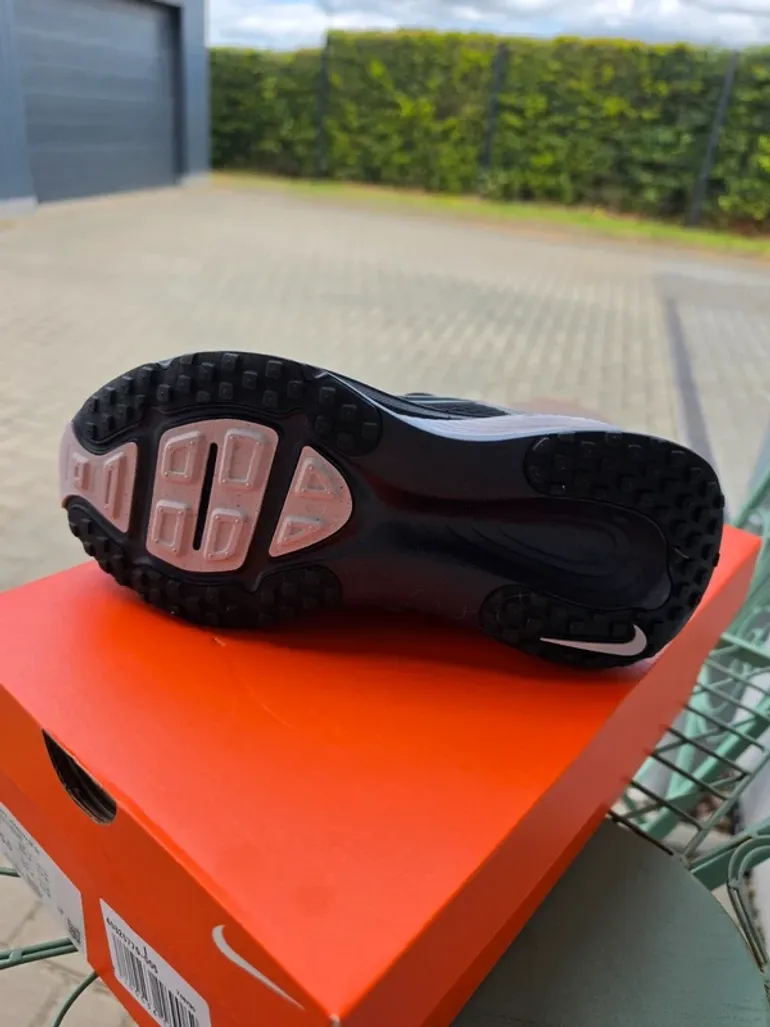 Used Nike Vomero 18 SE bike — image 4 of 4