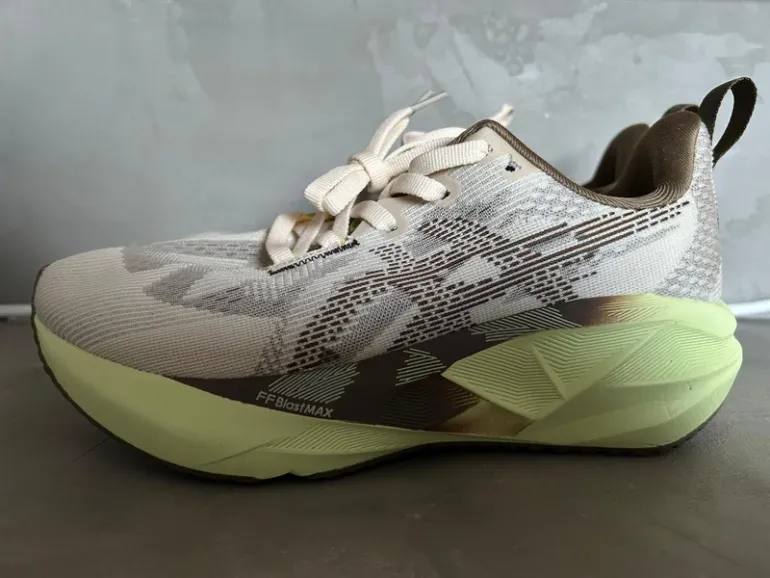 Used Asics Novablast 5 bike — image 2 of 10