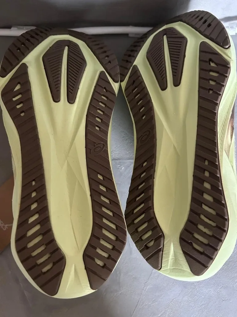 Used Asics Novablast 5 bike — image 8 of 10