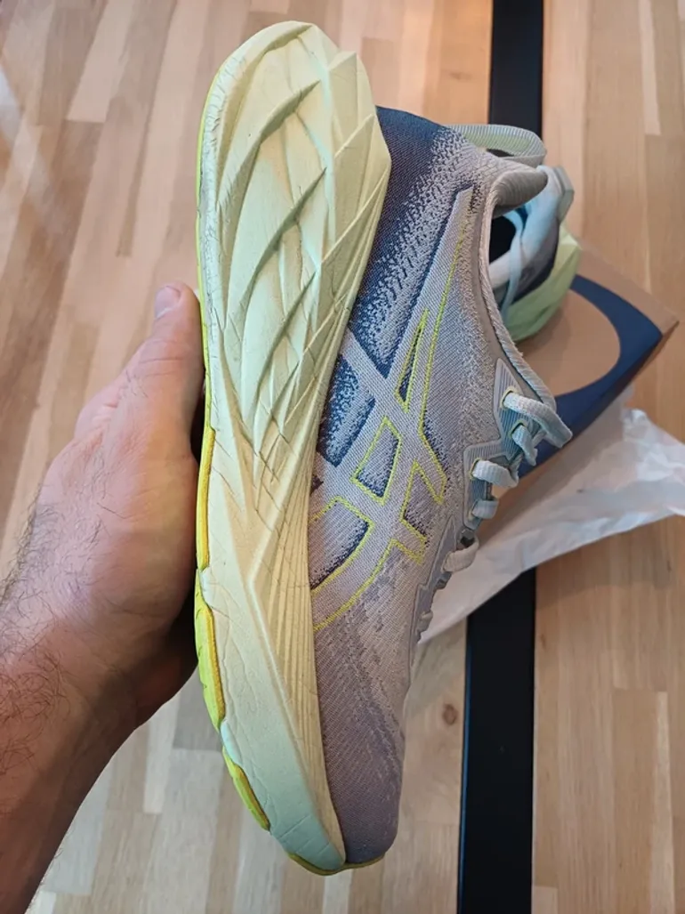 Gebrauchtes Asics Novablast 4 bike — Bild 2 von 8