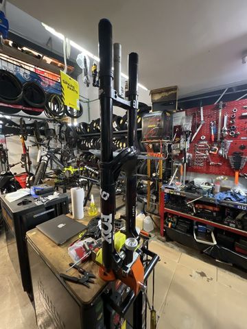 Used Fox 40 Fork 2024 bike — image 7 of 8
