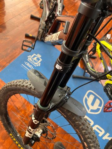 Used Fox 40 Fork 2024 bike — image 2 of 8