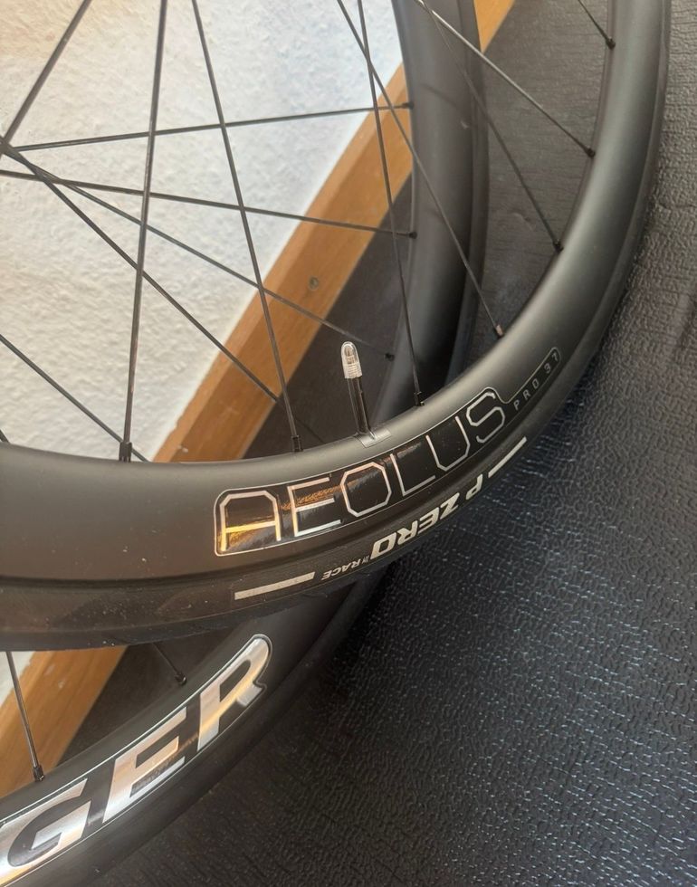 Used Bontrager Aeolus Pro 37 TLR Disc Road Wheel bike — image 4 of 5