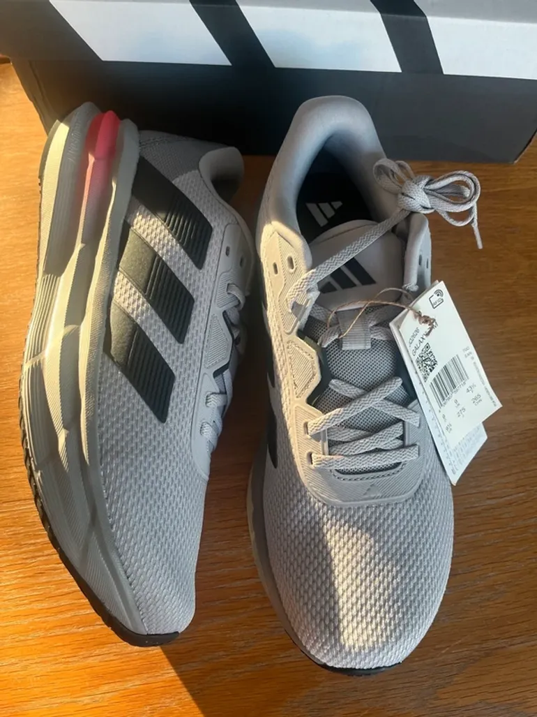 Adidas Laufschuhe Größe 44 2/3 bike usato — immagine 5 di 8