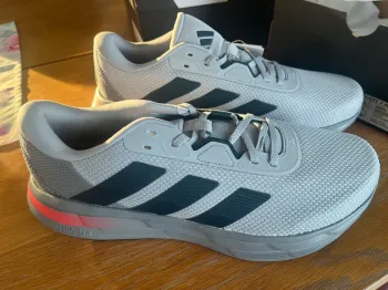 Adidas Laufschuhe Größe 44 2/3 bike usato