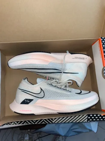 Käytetty Nike ZoomX StreakFly bike