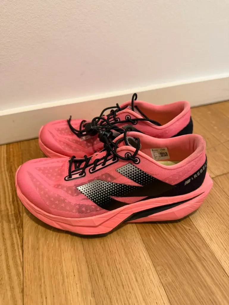 Używany New Balance FuelCell Rebel v4 bike — zdjęcie 2 z 5