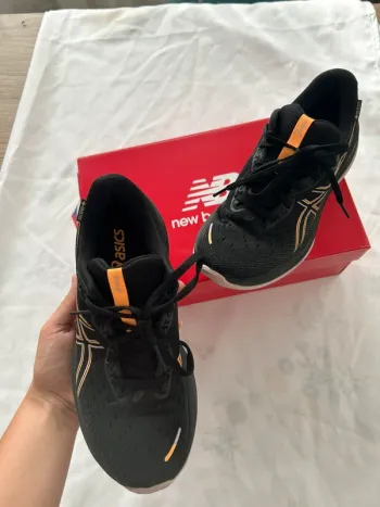 Used Asics Gore-Tex Invisible Fit bike — image 2 of 9