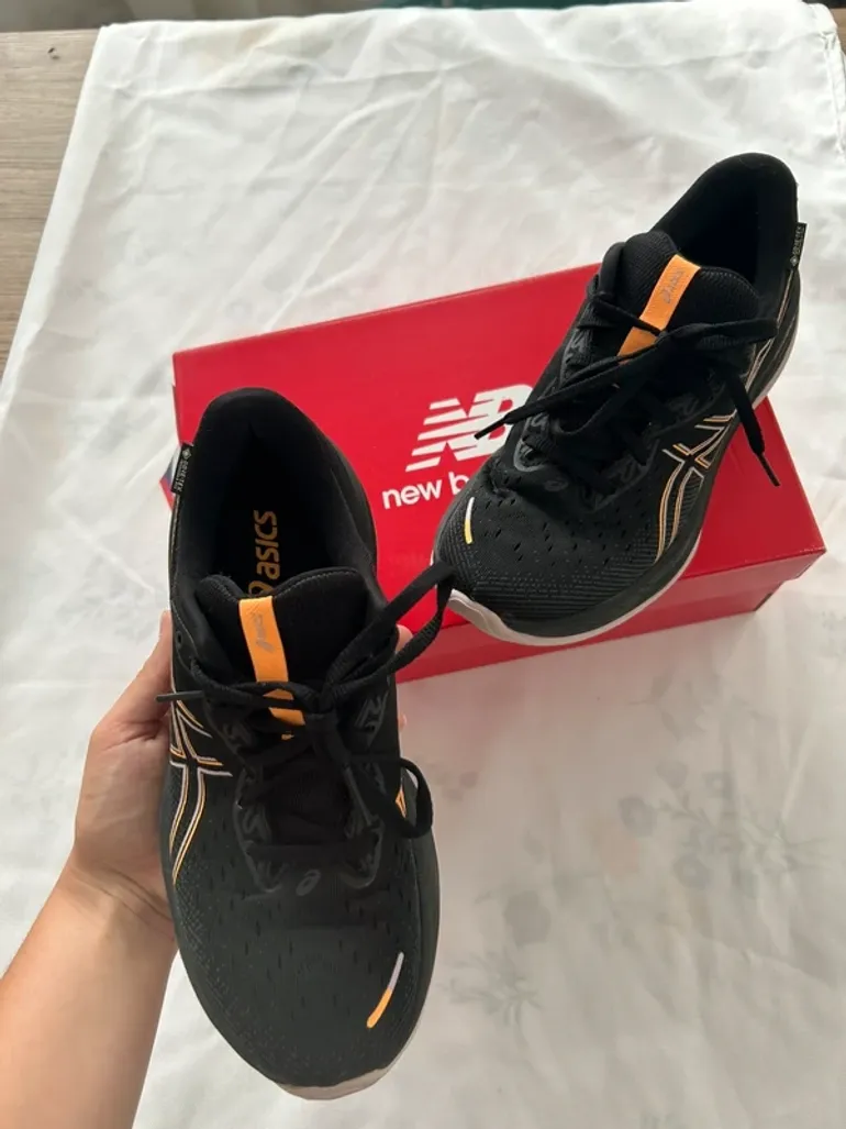 Used Asics Gore-Tex Invisible Fit bike — image 2 of 9