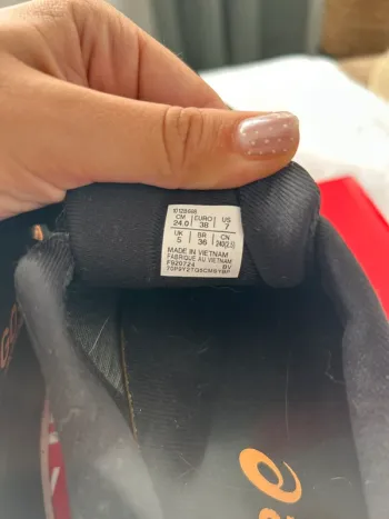 Used Asics Gore-Tex Invisible Fit bike — image 8 of 9