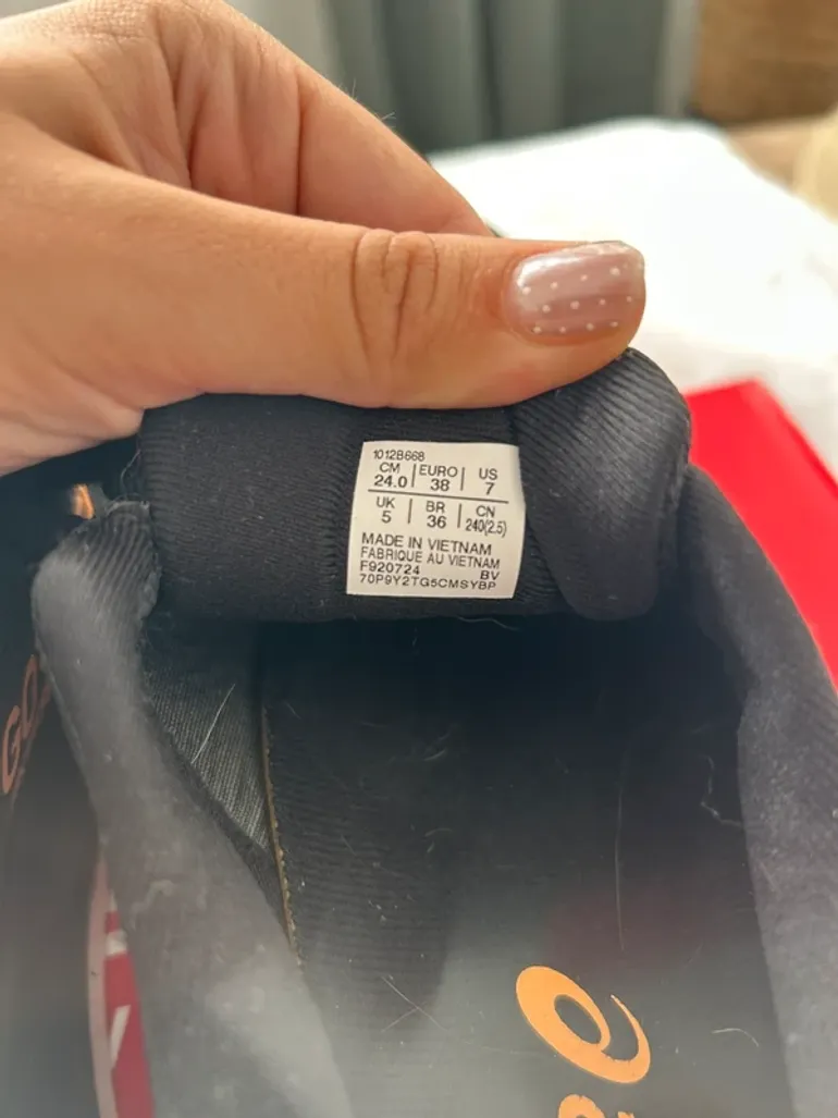 Used Asics Gore-Tex Invisible Fit bike — image 8 of 9