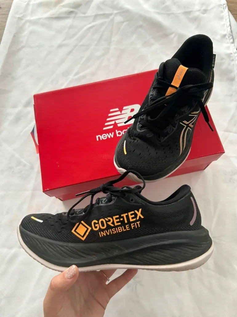 Used Asics Gore-Tex Invisible Fit bike — image 3 of 9
