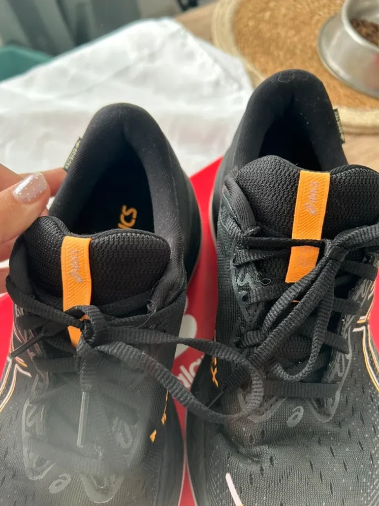 Used Asics Gore-Tex Invisible Fit bike — image 5 of 9