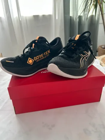 Used Asics Gore-Tex Invisible Fit bike — image 4 of 9