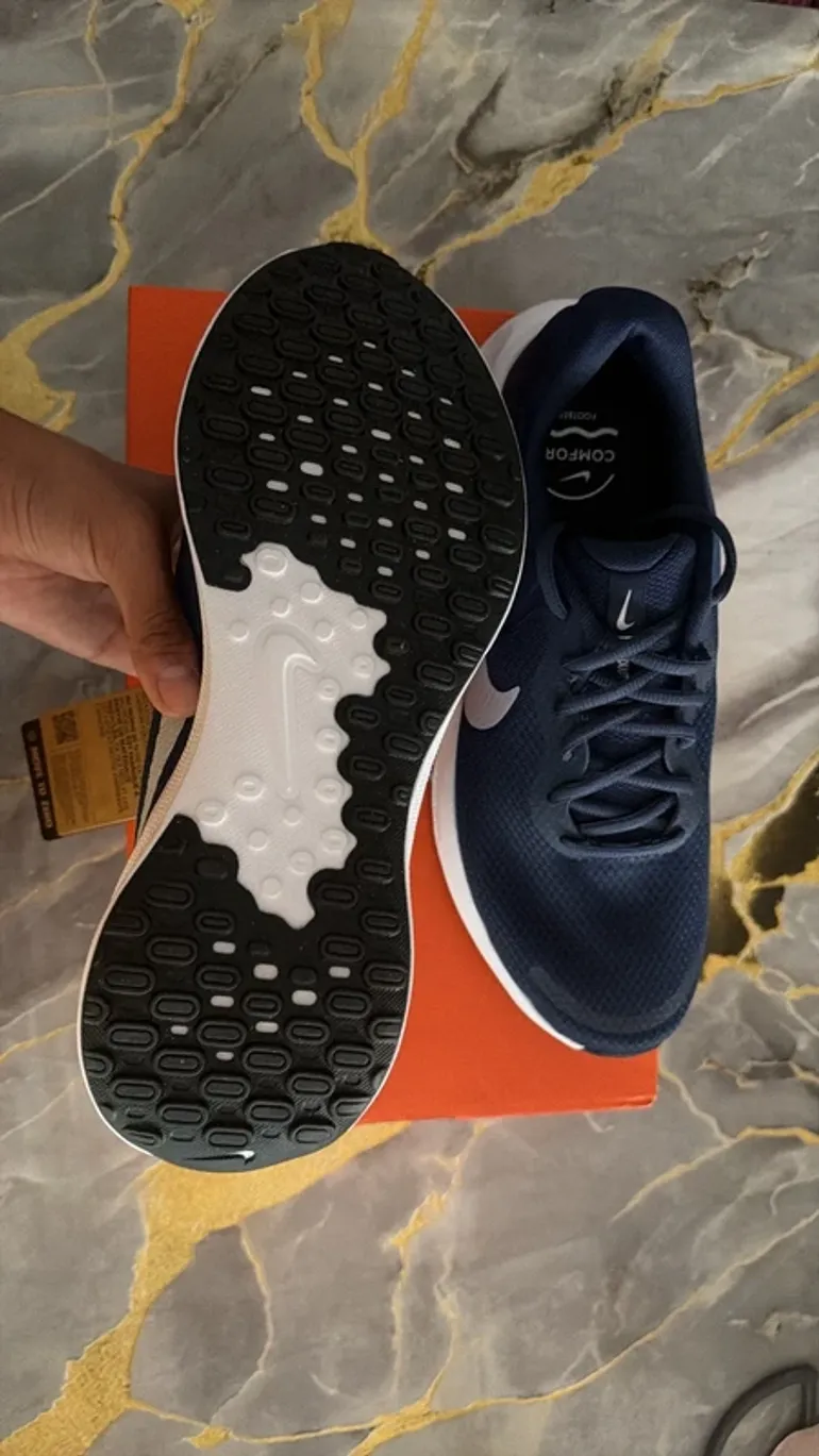 Nike Revolution 7 bike usato — immagine 3 di 5