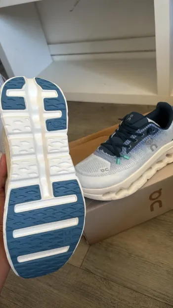 On Running On Cloud Running Shoes bike d'occasion — image 3 sur 4