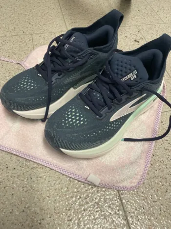 Brooks Running Shoes Size 37.5 bike d'occasion
