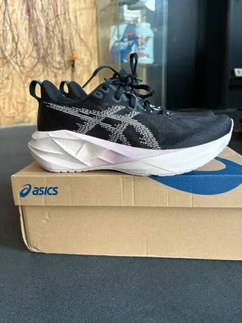 Used Asics Novablast 5 bike — image 2 of 5