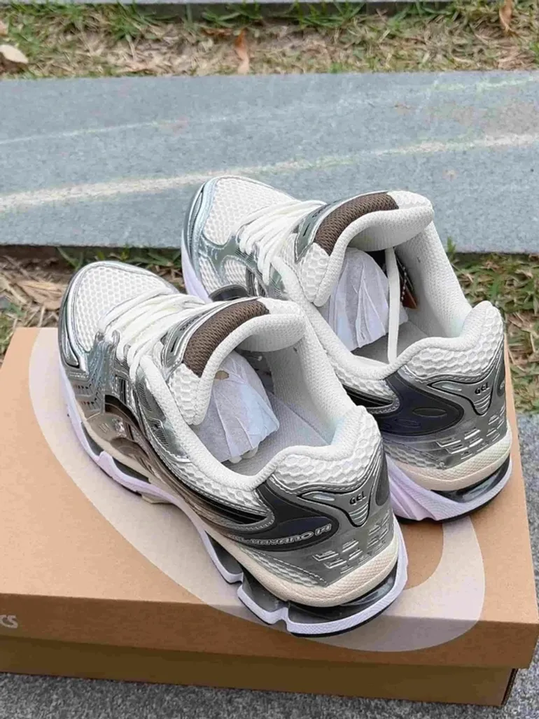 Used Asics Sneakers bike — image 4 of 10