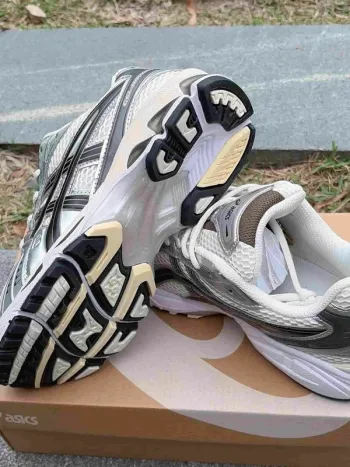 Used Asics Sneakers bike — image 6 of 10