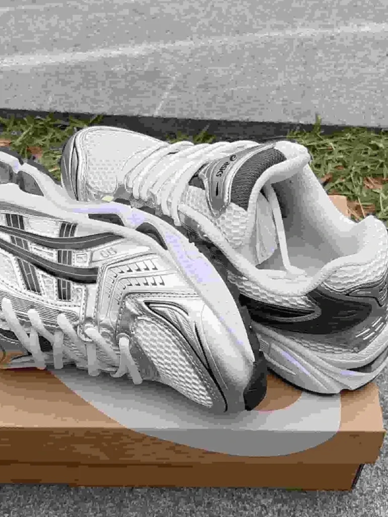 Used Asics Sneakers bike — image 7 of 10