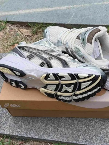 Used Asics Sneakers bike — image 9 of 10