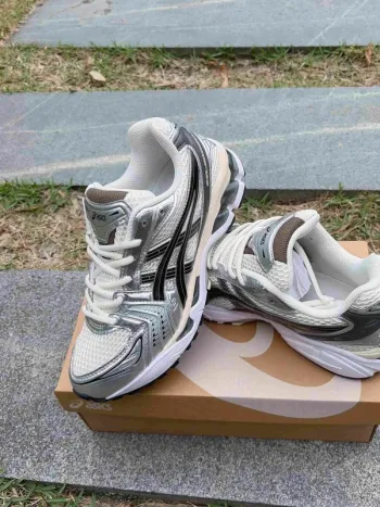 Used Asics Sneakers bike — image 5 of 10