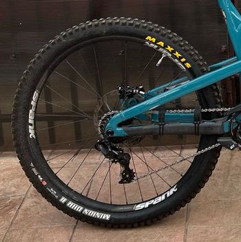 Spank 359 vibrocore 27.5 DH, 12x148mm, Maxxis Minion DHR II + Cushcore 2024 bike d'occasion