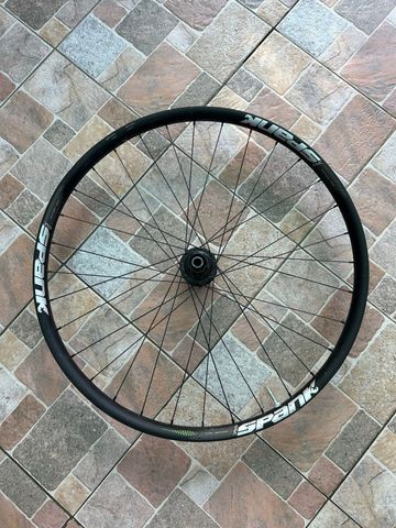 Brugt Spank 359 vibrocore 27.5 DH, 12x148mm, Maxxis Minion DHR II + Cushcore 2024 Wheels