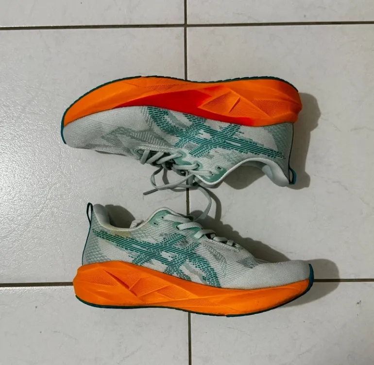 Asics Novablast 5 bike d'occasion — image 4 sur 4