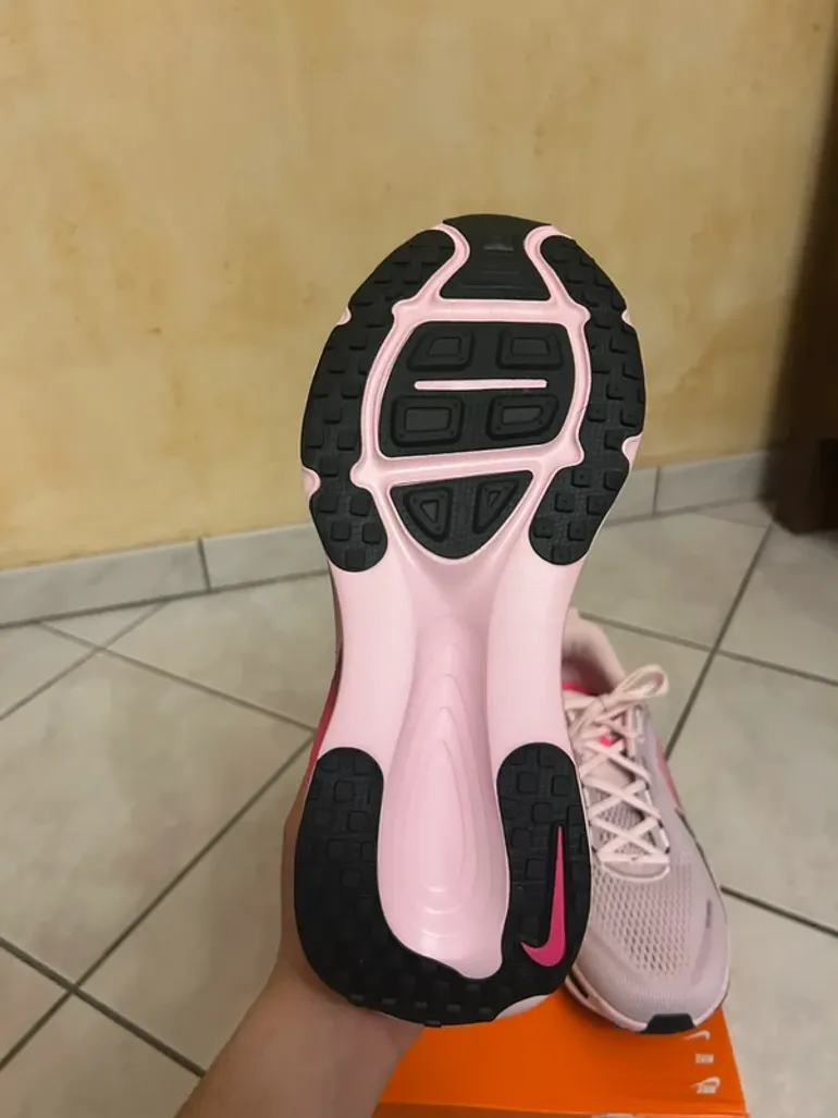 Nike Vomero 18 bike usato — immagine 3 di 4