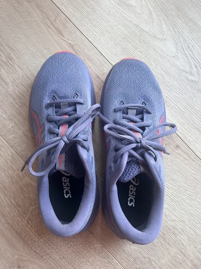 Used Asics Novablast 5 bike — image 2 of 4
