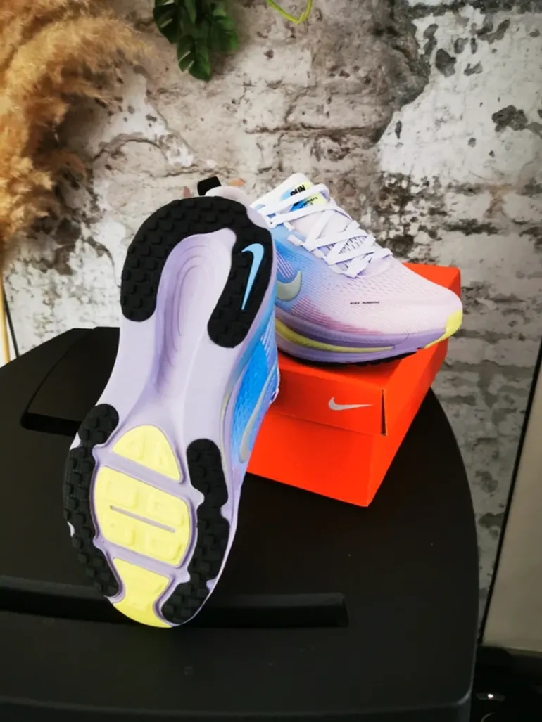 Used Nike Vomero 18 SE bike — image 3 of 8