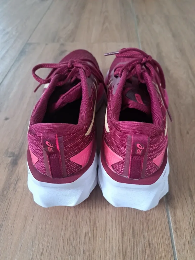 Used Asics Novablast 2 bike — image 3 of 4