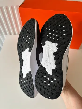 Tweedehands Nike Revolution 7 bike — afbeelding 3 van 5