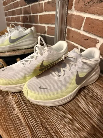 Tweedehands Nike Revolution 8 bike — afbeelding 3 van 4