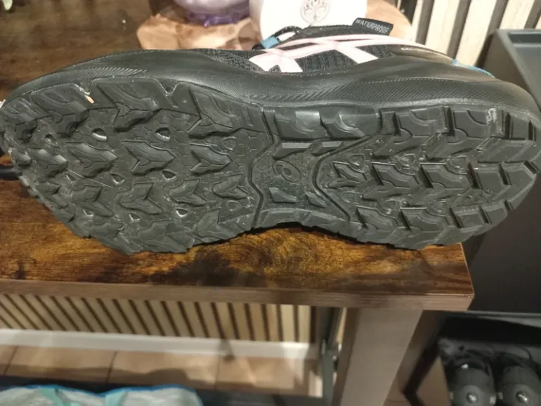Used Asics Running Shoes bike — image 4 of 4