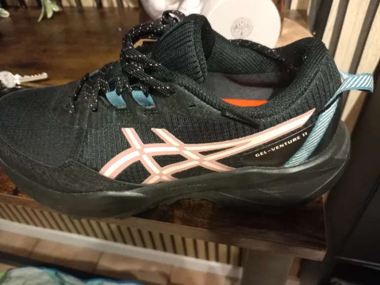 Used Asics Running Shoes bike — image 3 of 4