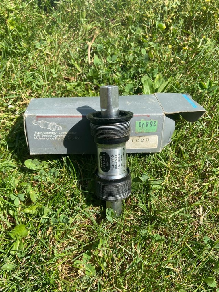 Used Shimano Boîtier de pédalier bike — image 1 of 2