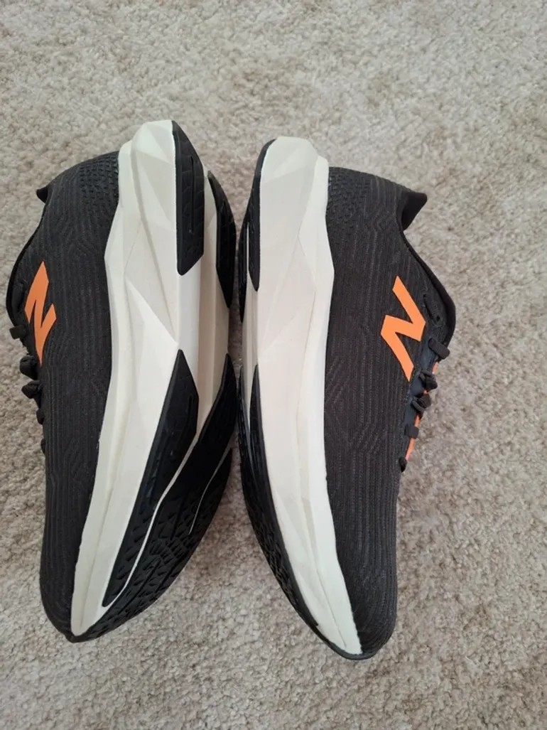 Used New Balance FuelCell Propel v5 bike — image 3 of 10